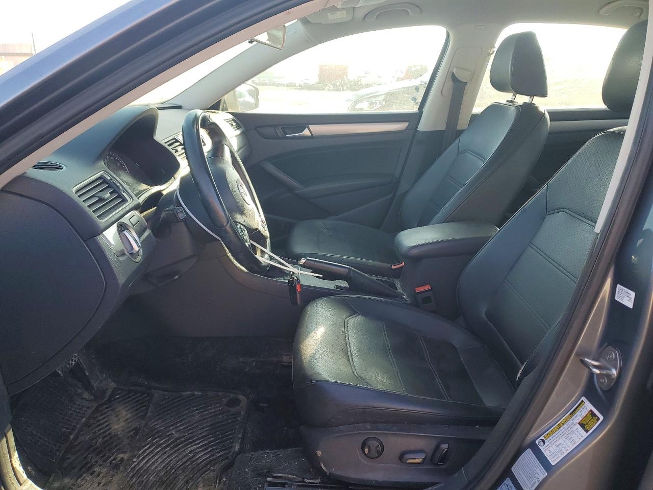 2015 VOLKSWAGEN PASSAT S photo 7