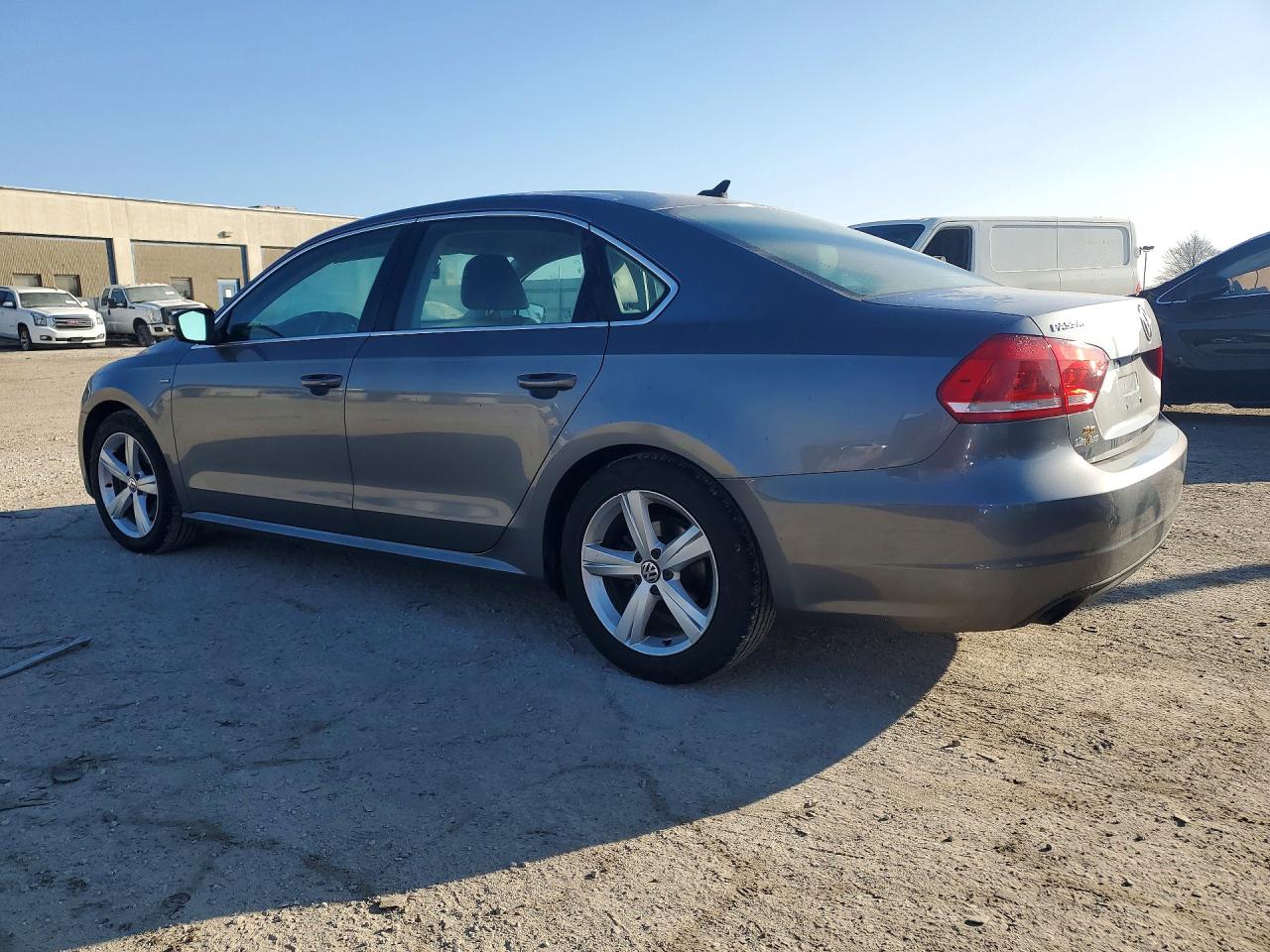 2015 VOLKSWAGEN PASSAT S photo 2