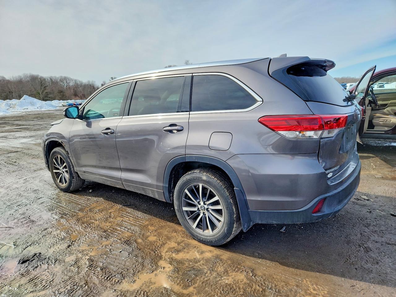2017 TOYOTA HIGHLANDER XLE photo 3