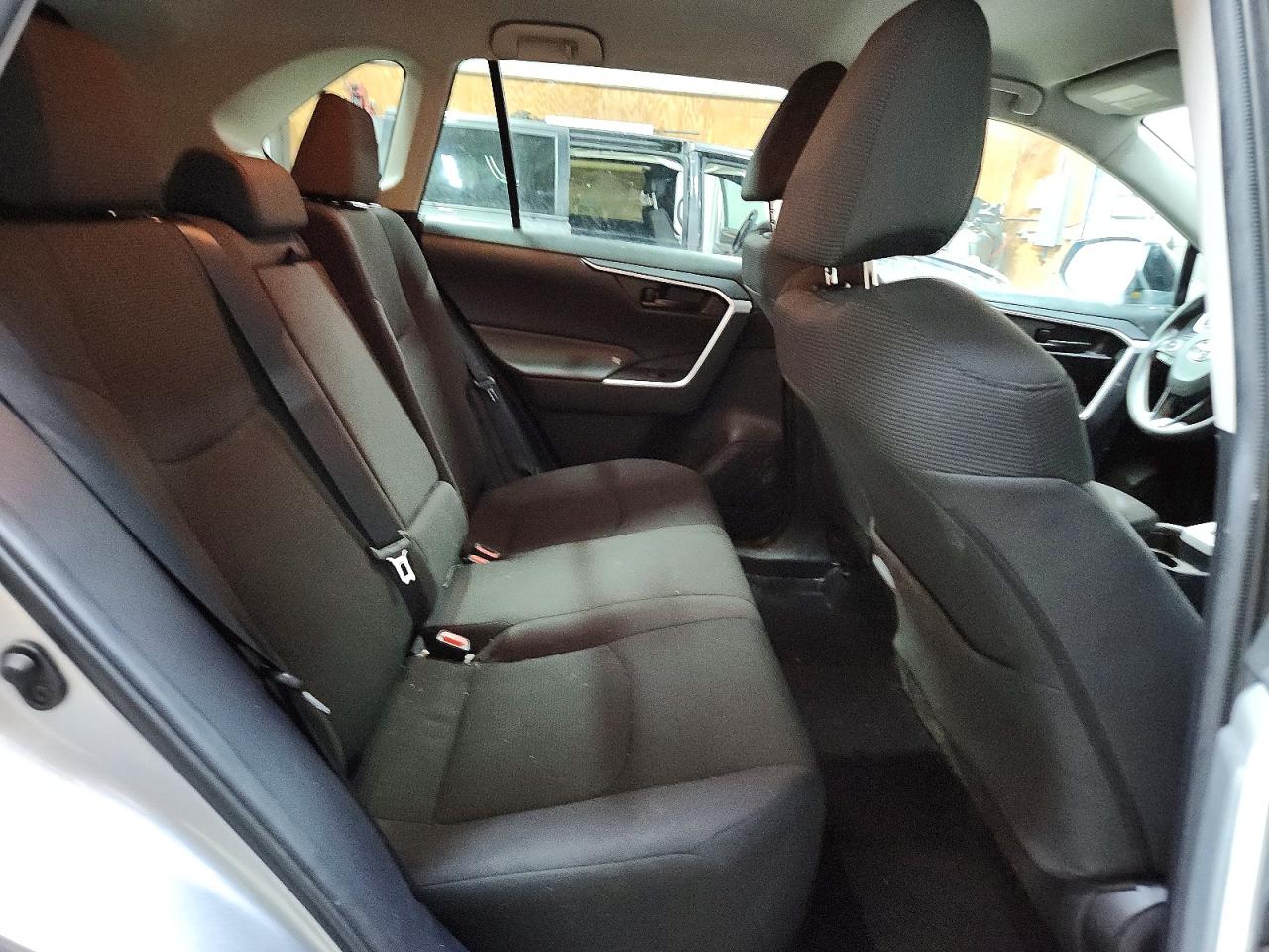 2021 TOYOTA RAV4 LE photo 31