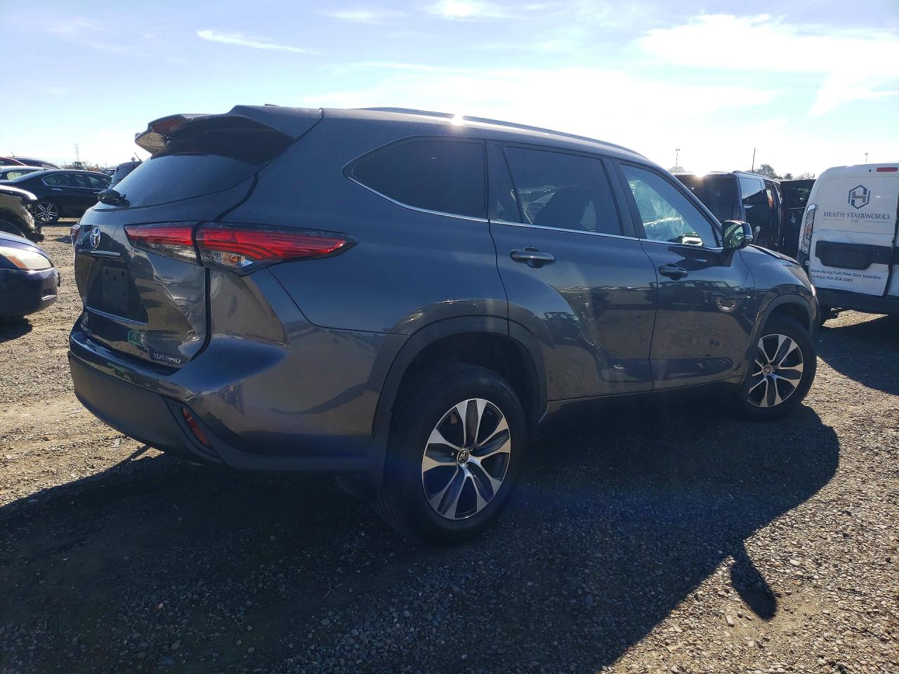 2023 TOYOTA HIGHLANDER XLE photo 3