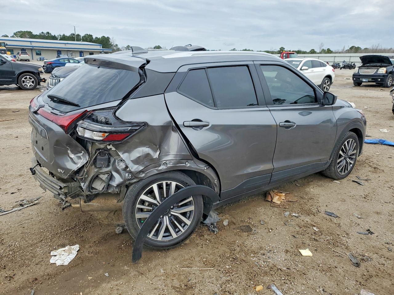 2023 NISSAN KICKS photo 3