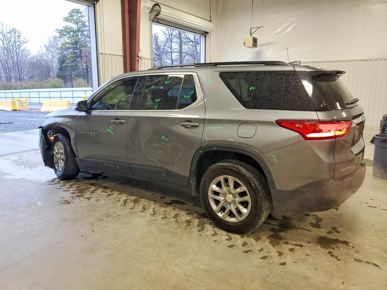 2019 CHEVROLET TRAVERSE LT photo 2