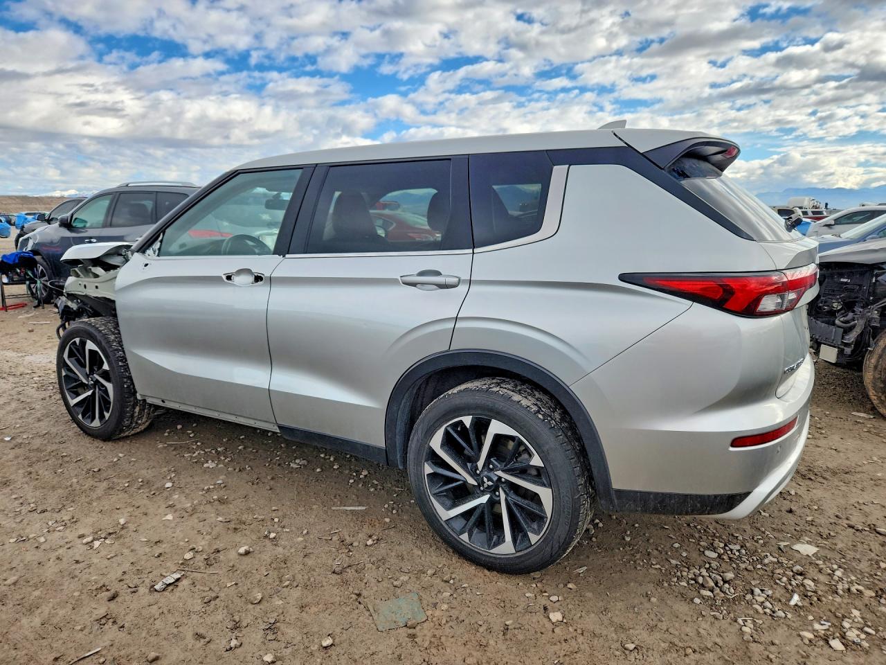 2024 MITSUBISHI OUTLANDER SE photo 2