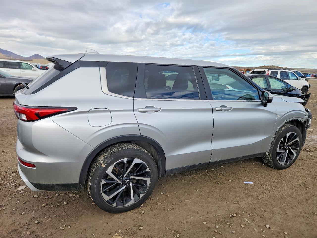 2024 MITSUBISHI OUTLANDER SE photo 3