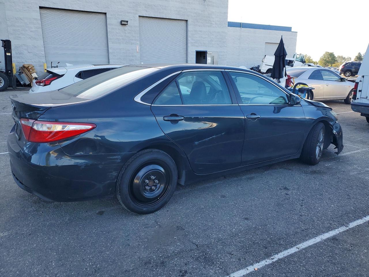 2015 TOYOTA CAMRY SE photo 5