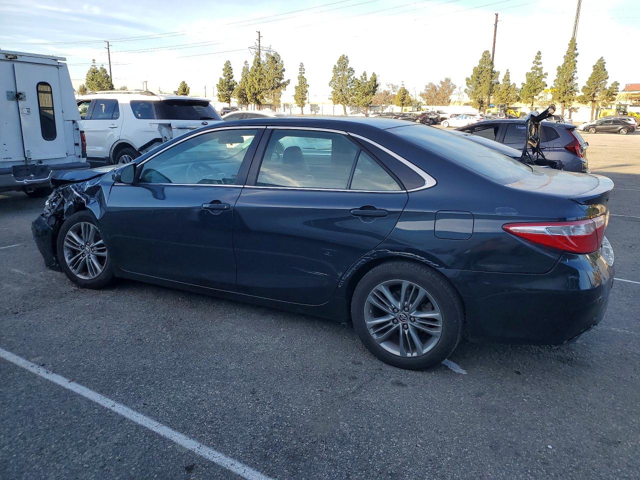 2015 TOYOTA CAMRY SE photo 3