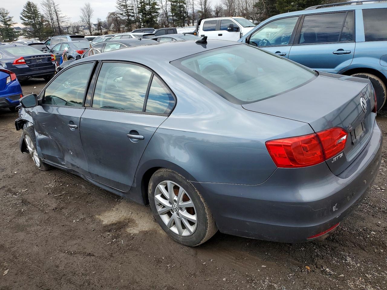 2011 VOLKSWAGEN JETTA SE photo 3