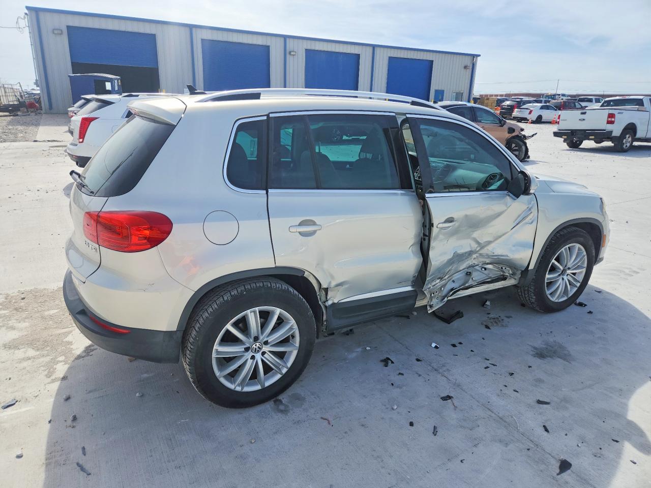 2013 VOLKSWAGEN TIGUAN S photo 5