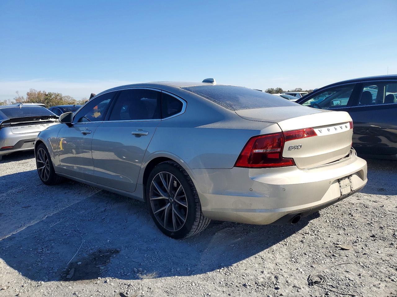 2018 VOLVO S90 T5 MOMENTUM photo 4
