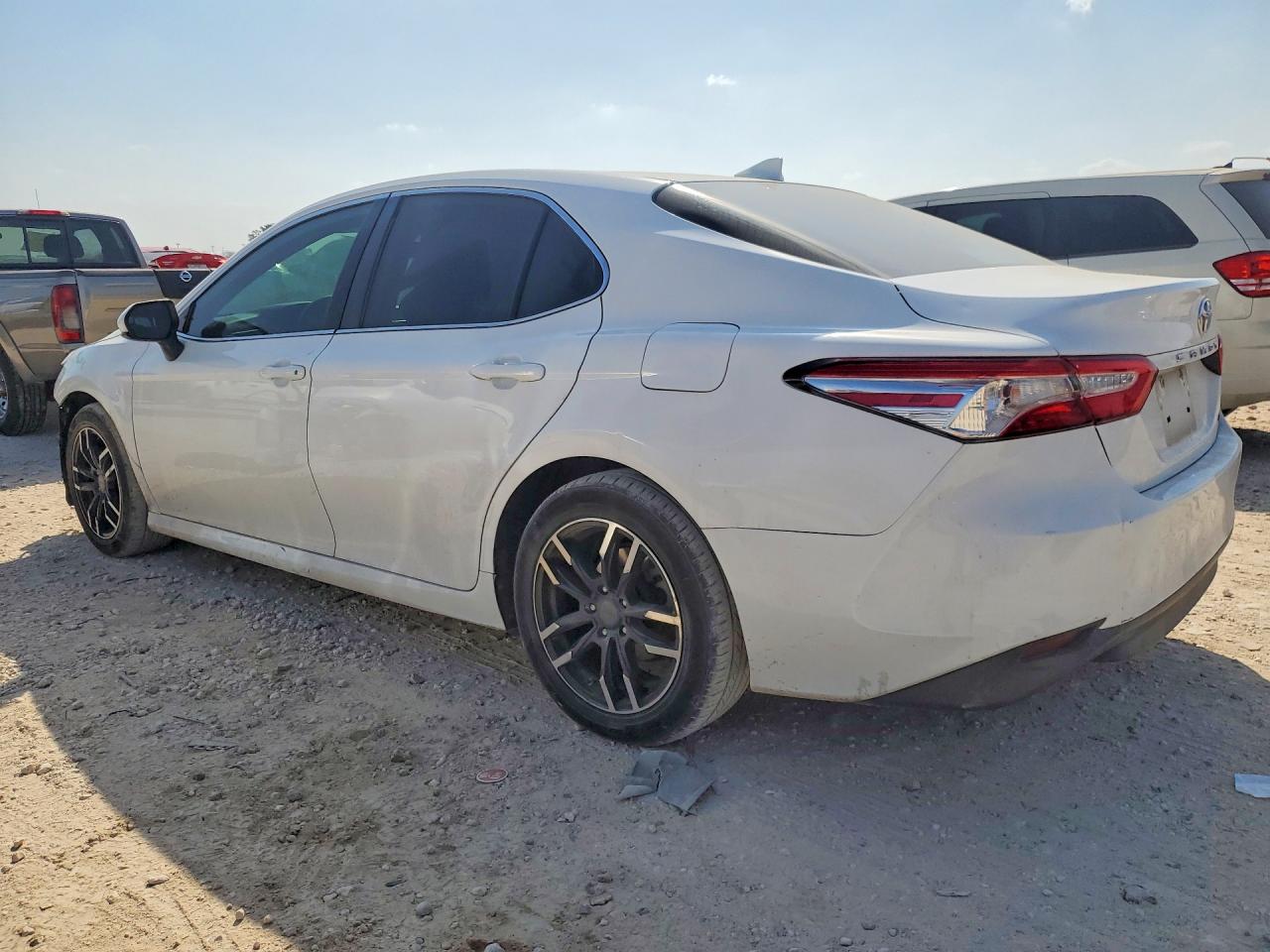 2020 TOYOTA CAMRY LE photo 3
