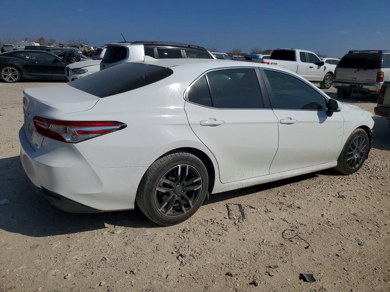 2020 TOYOTA CAMRY LE photo 5