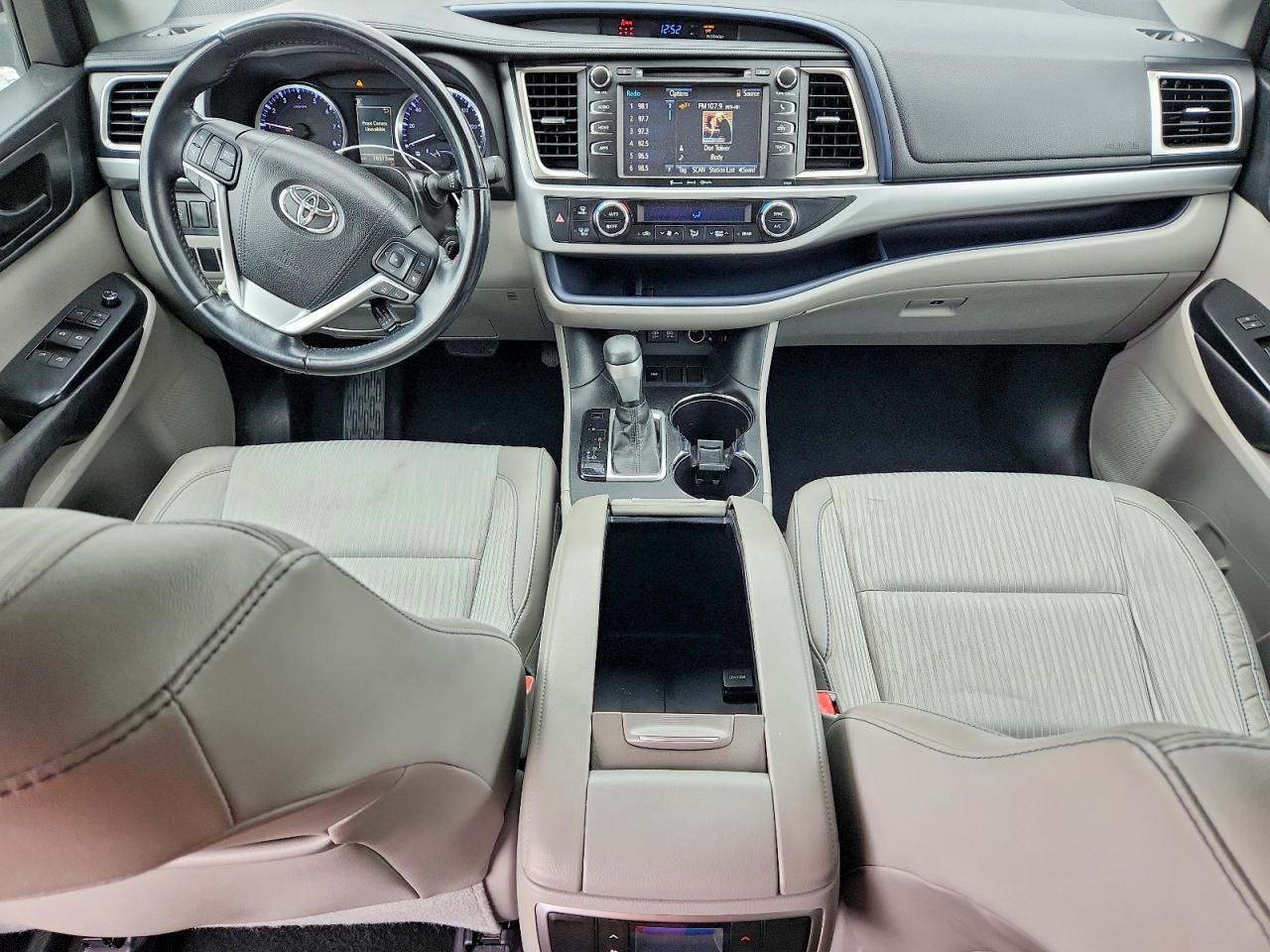 2017 TOYOTA HIGHLANDER LE PLUS photo 8