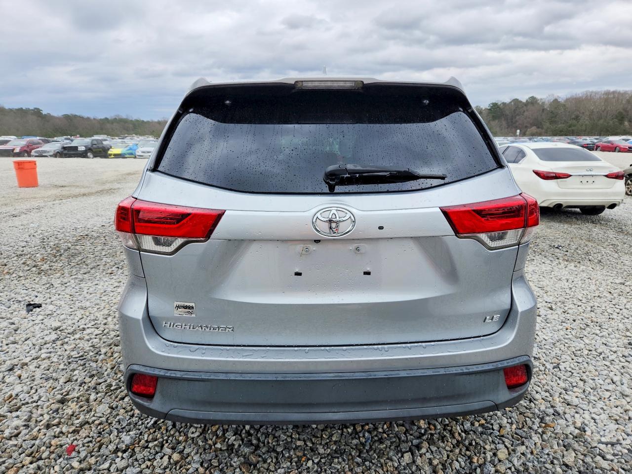 2017 TOYOTA HIGHLANDER LE PLUS photo 6