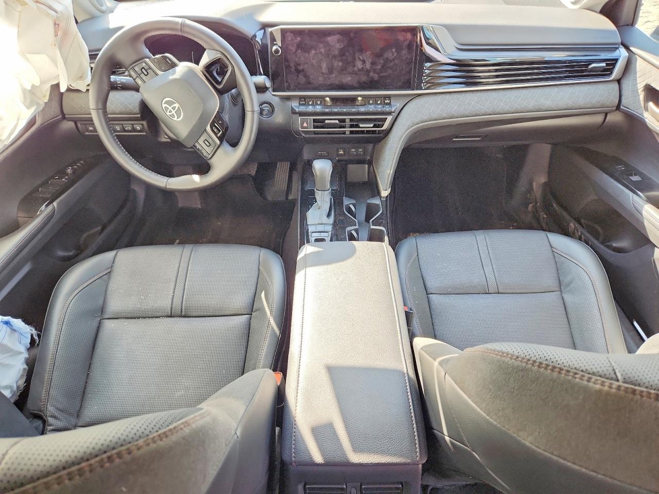 2025 TOYOTA CAMRY XLE photo 14