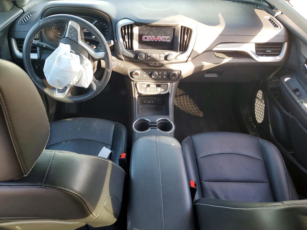2024 GMC TERRAIN SLT photo 8