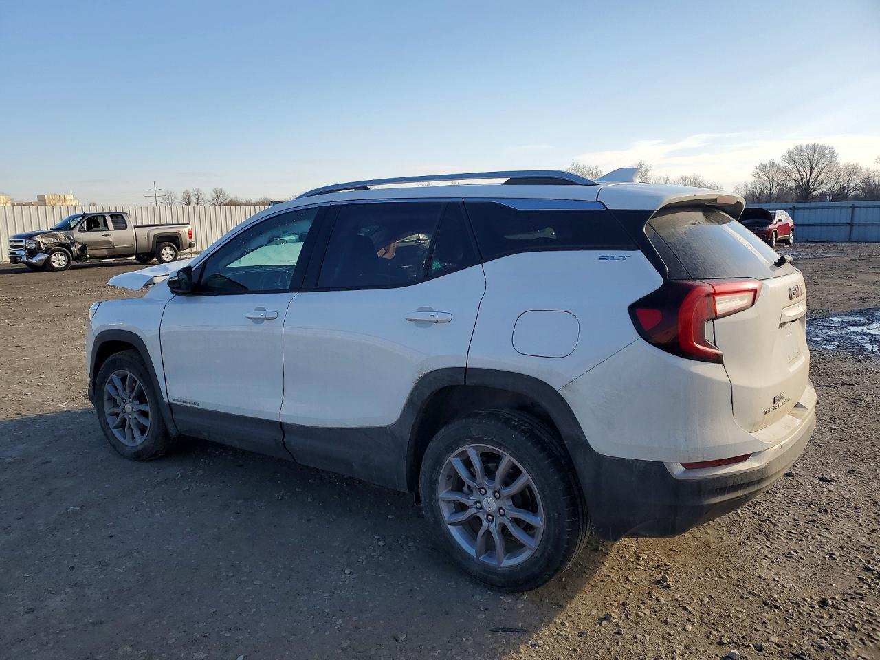 2024 GMC TERRAIN SLT photo 2