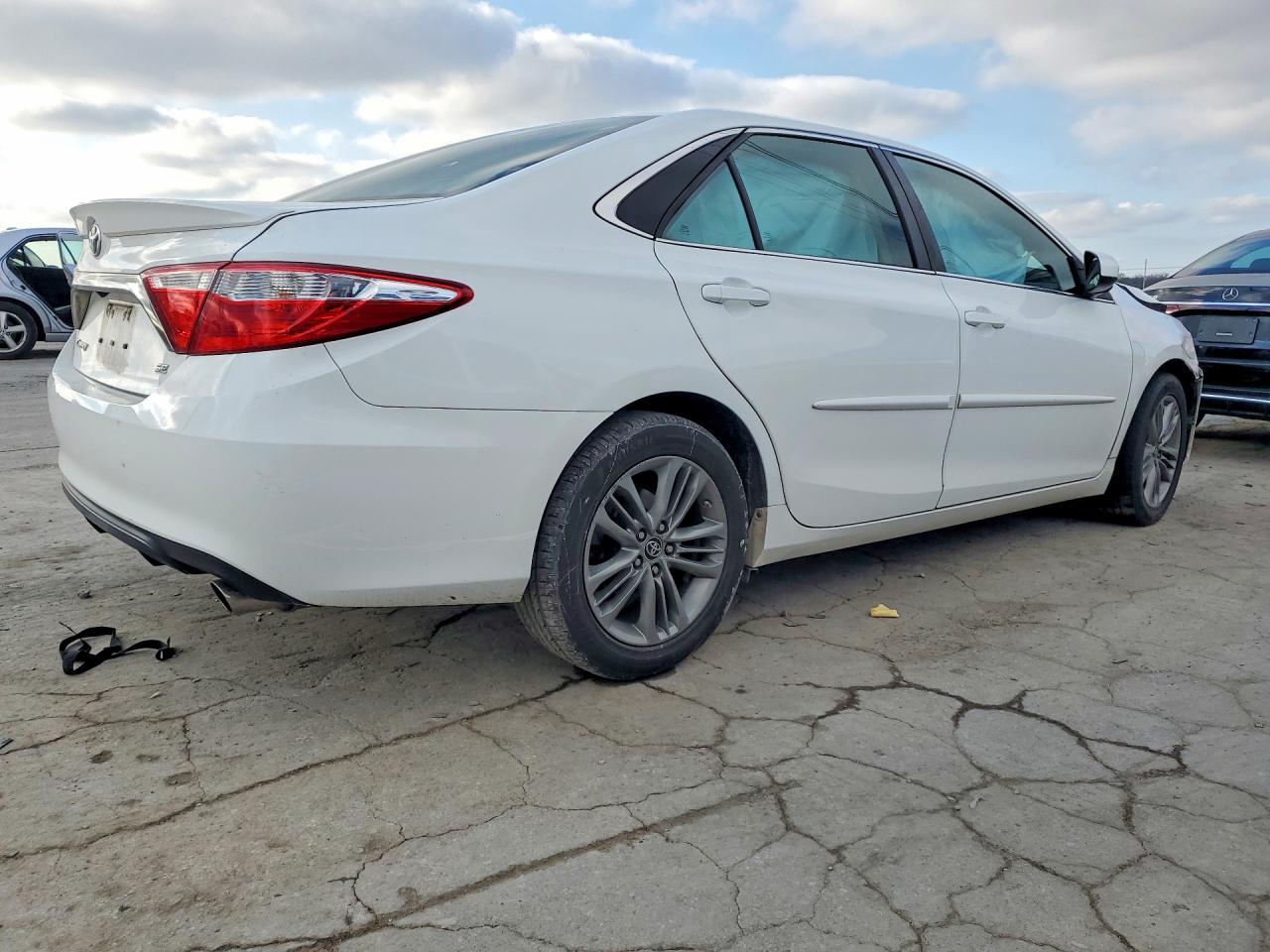 2017 TOYOTA CAMRY SE photo 3