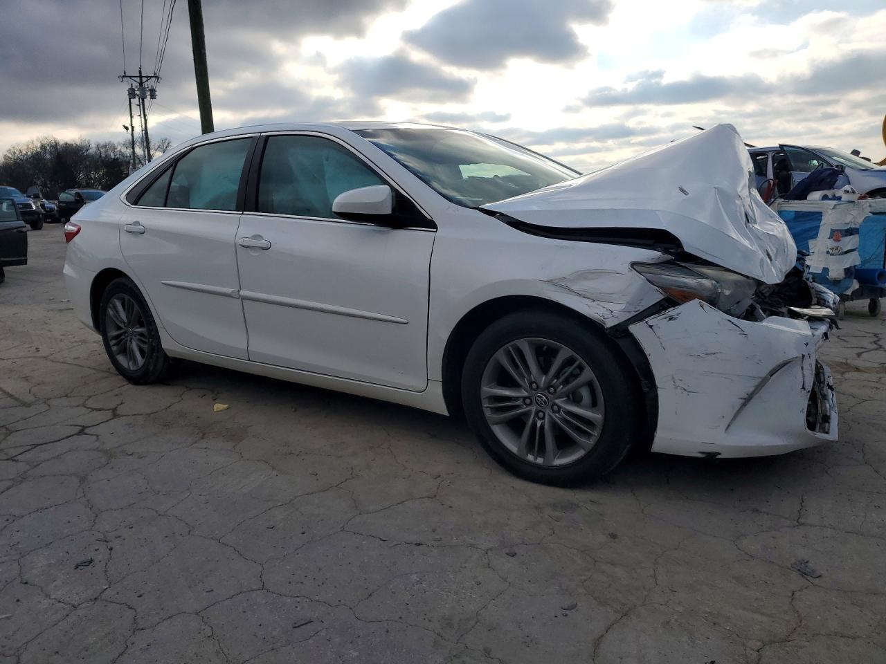 2017 TOYOTA CAMRY SE photo 4