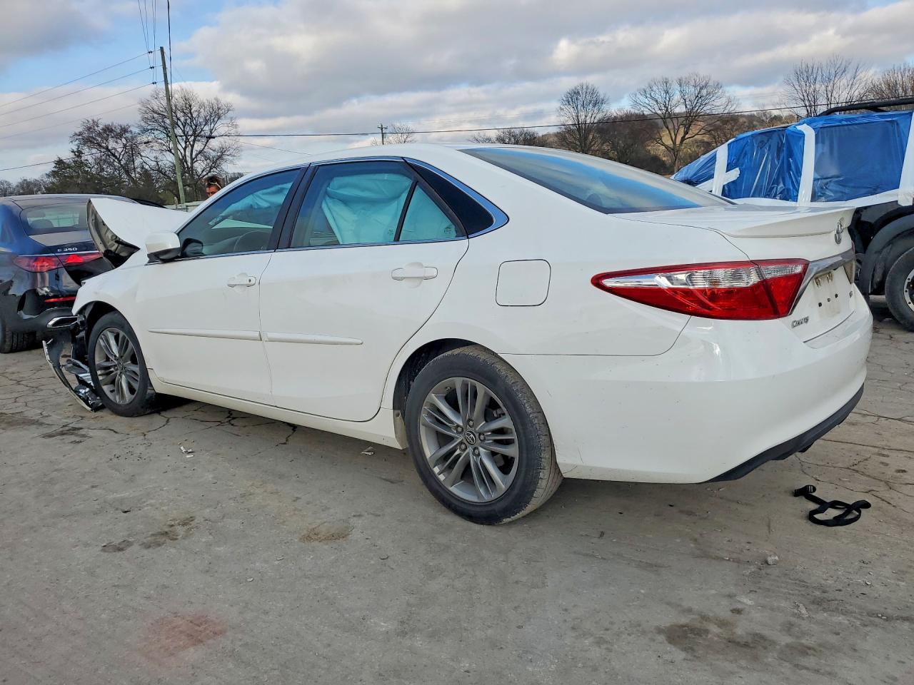 2017 TOYOTA CAMRY SE photo 2