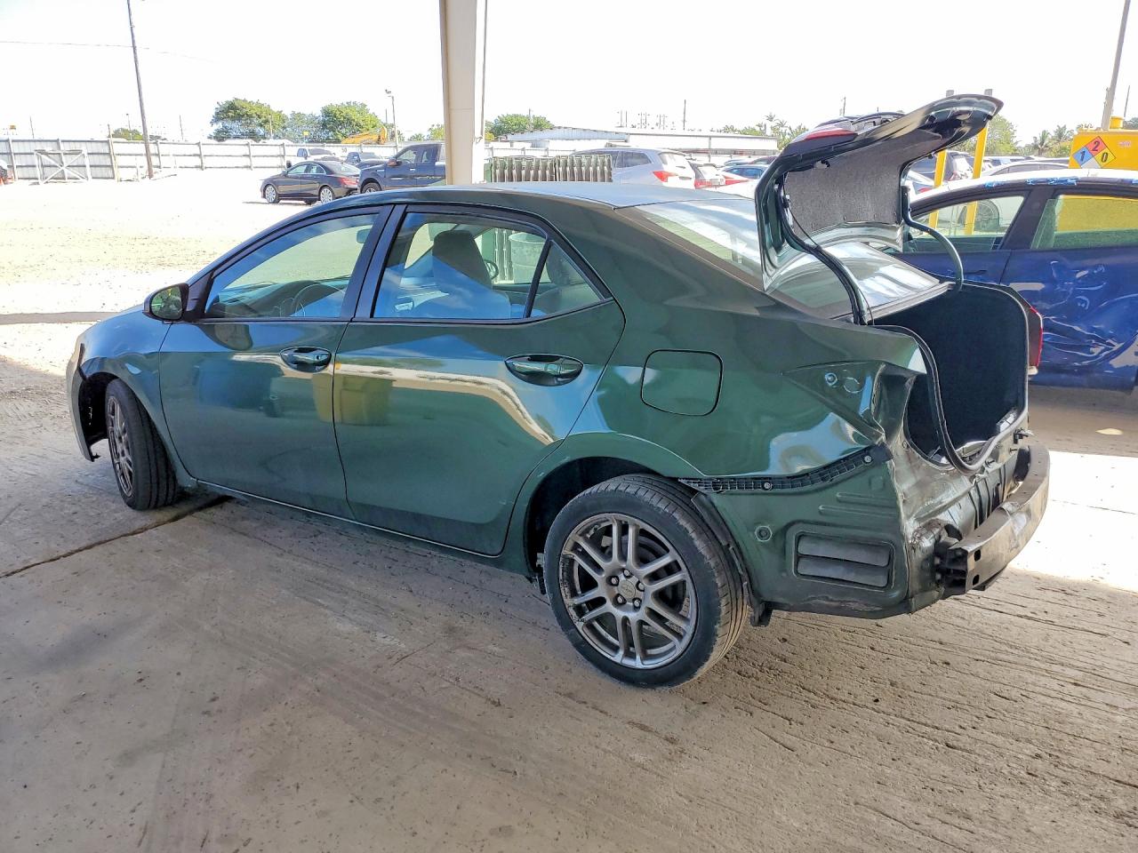 2015 TOYOTA COROLLA LE photo 3