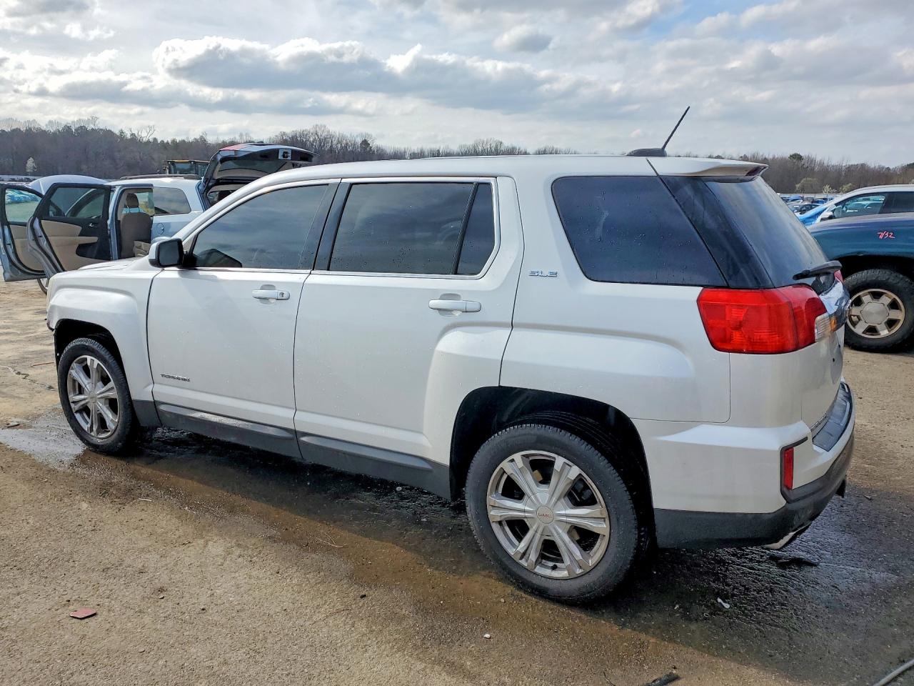 2017 GMC TERRAIN SLE photo 2