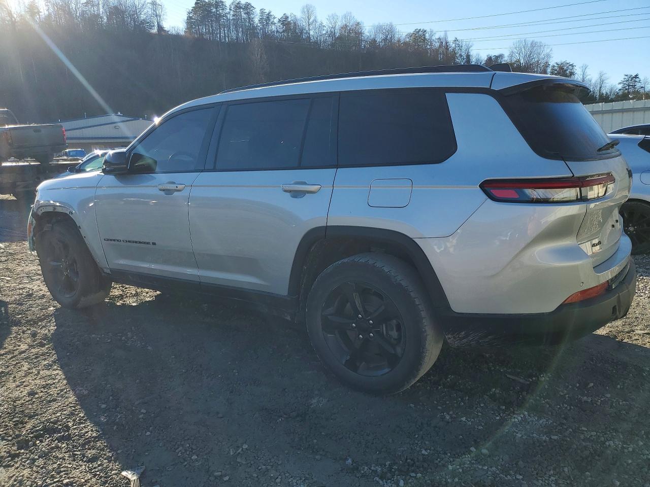 2023 JEEP GRAND CHEROKEE L LAREDO photo 3