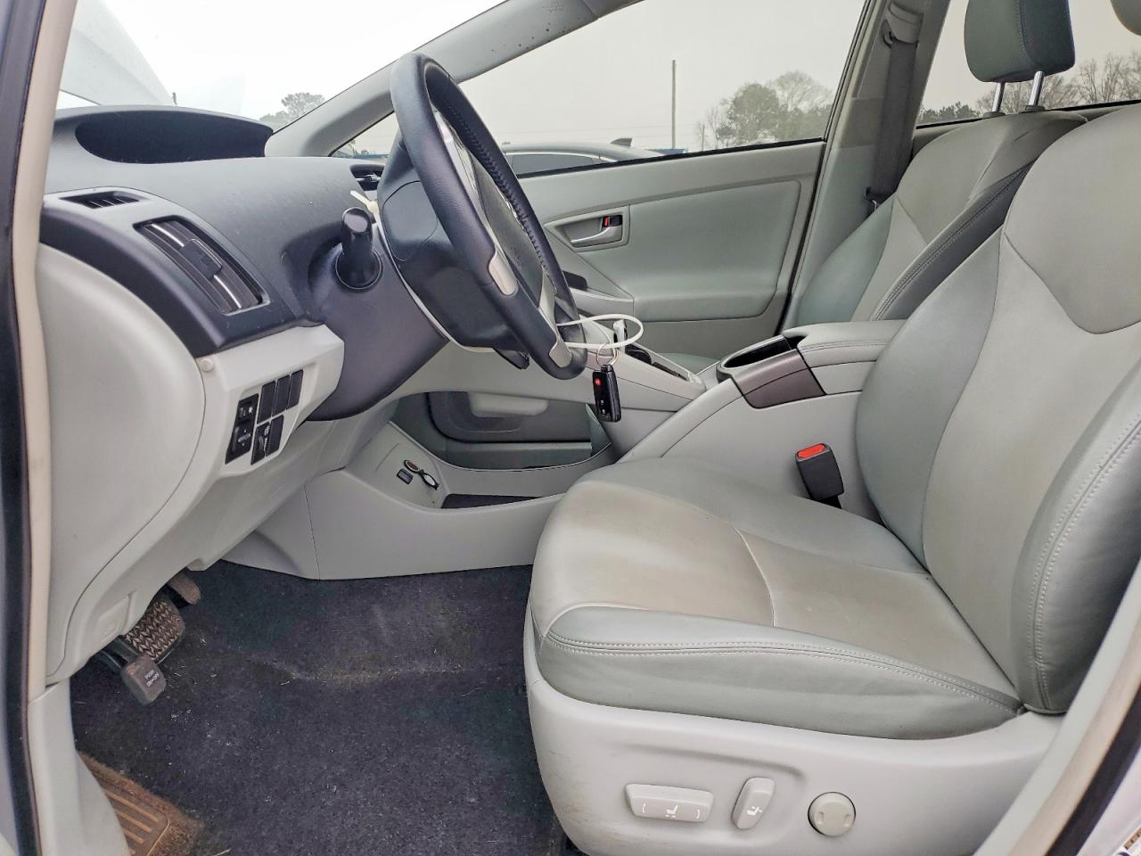 2015 TOYOTA PRIUS FOUR photo 13