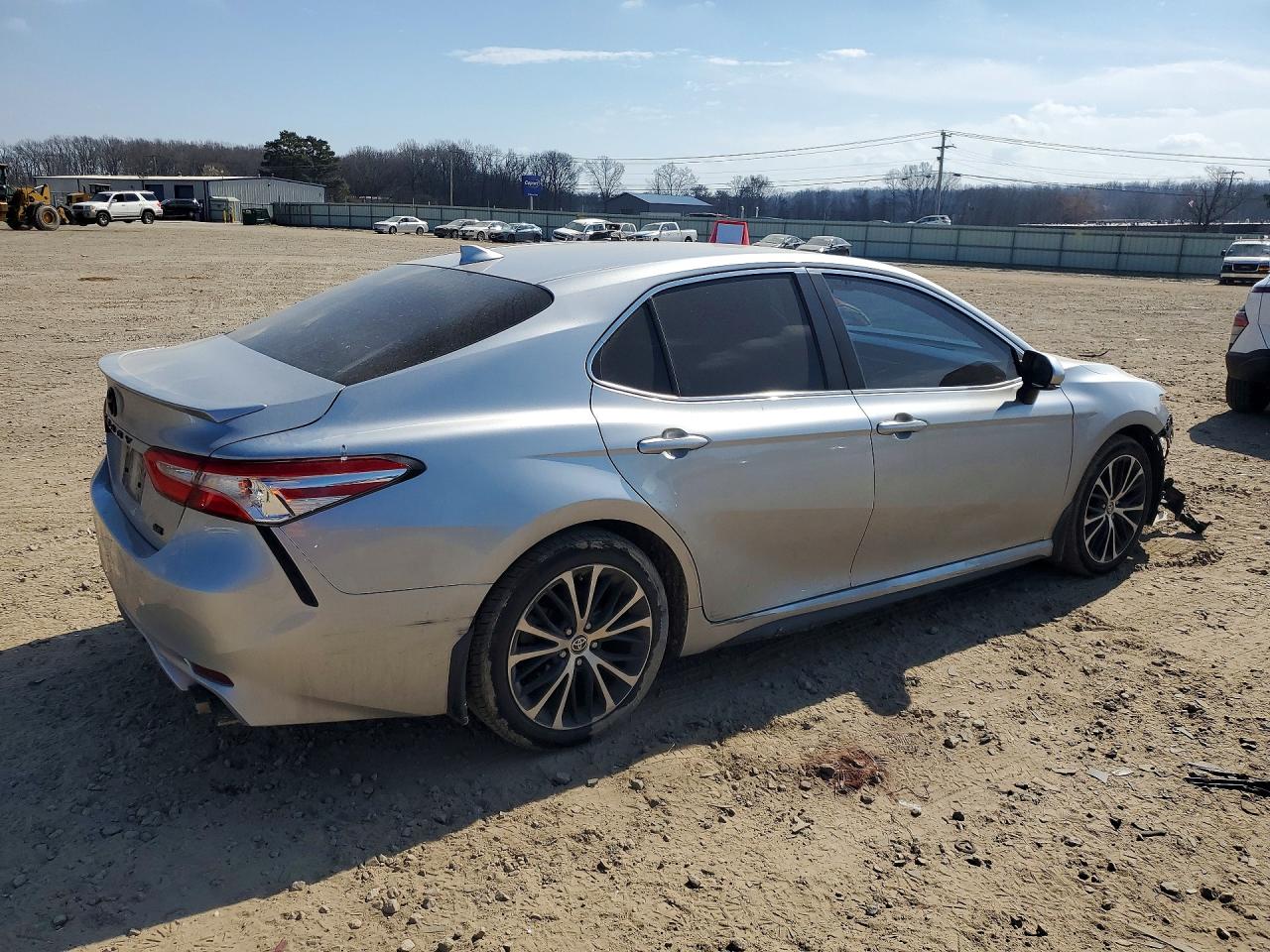 2020 TOYOTA CAMRY SE photo 3