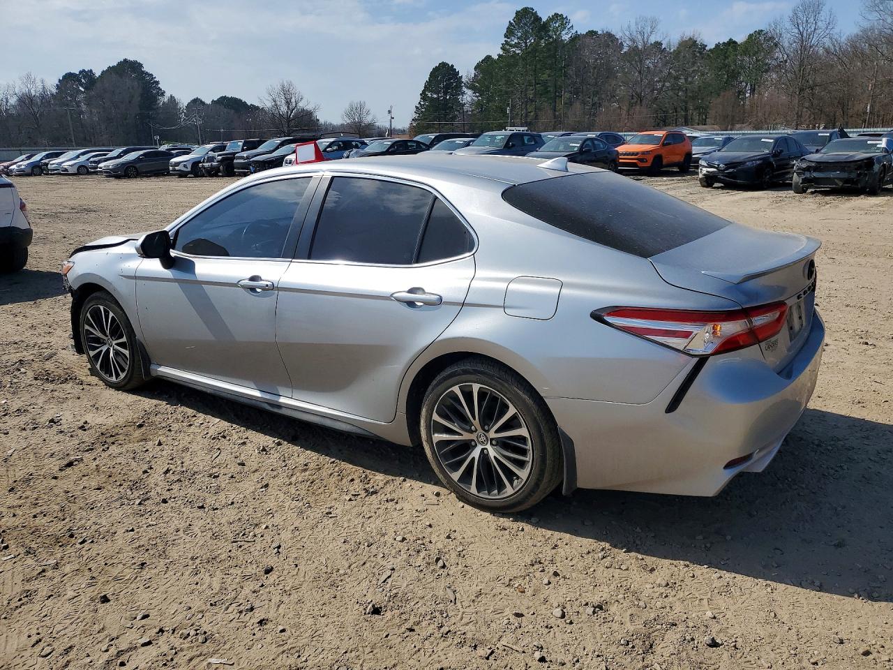 2020 TOYOTA CAMRY SE photo 2