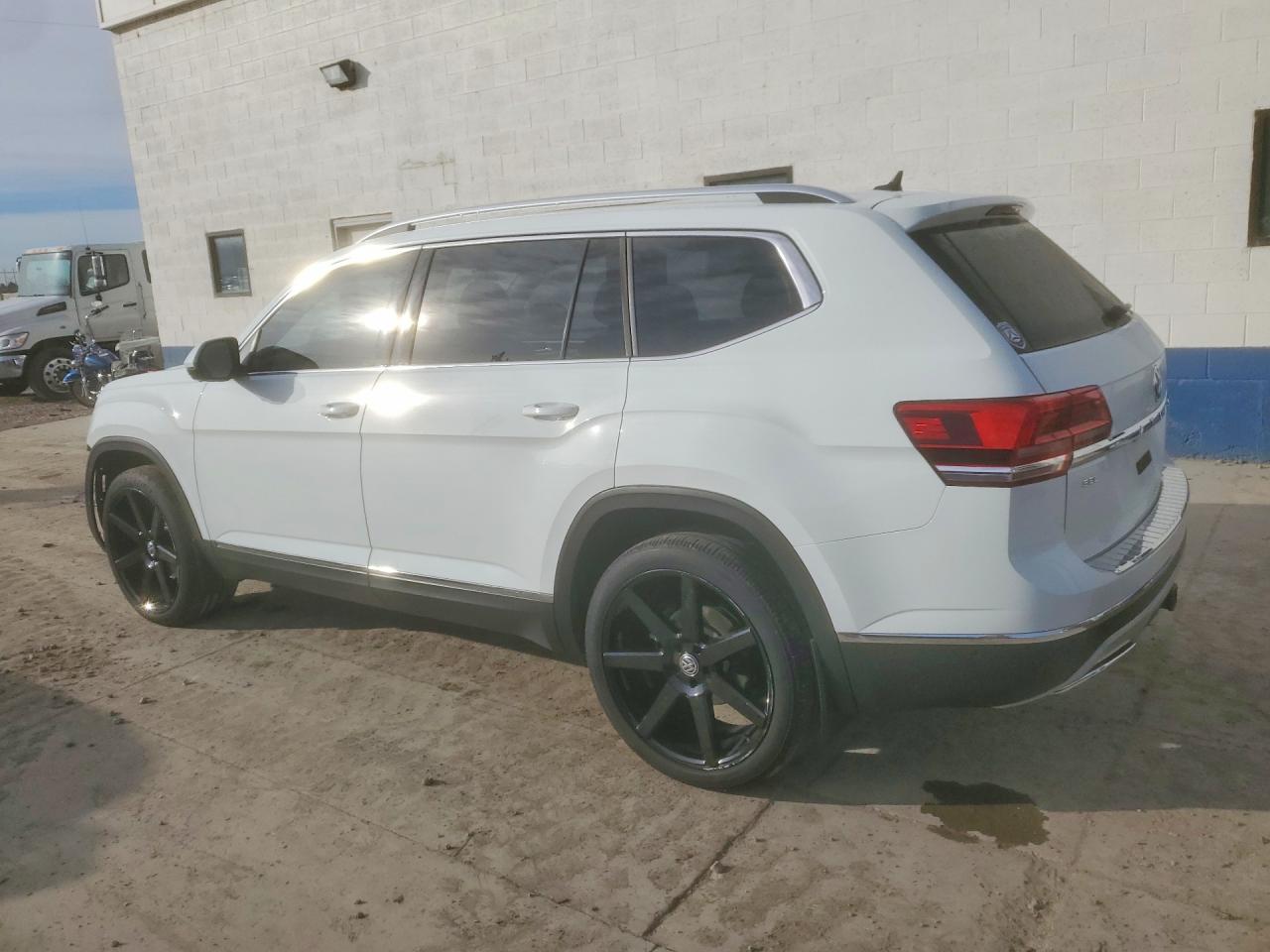 2018 VOLKSWAGEN ATLAS SEL PREMIUM photo 2