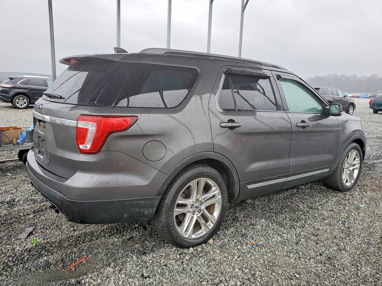 2017 FORD EXPLORER XLT photo 3