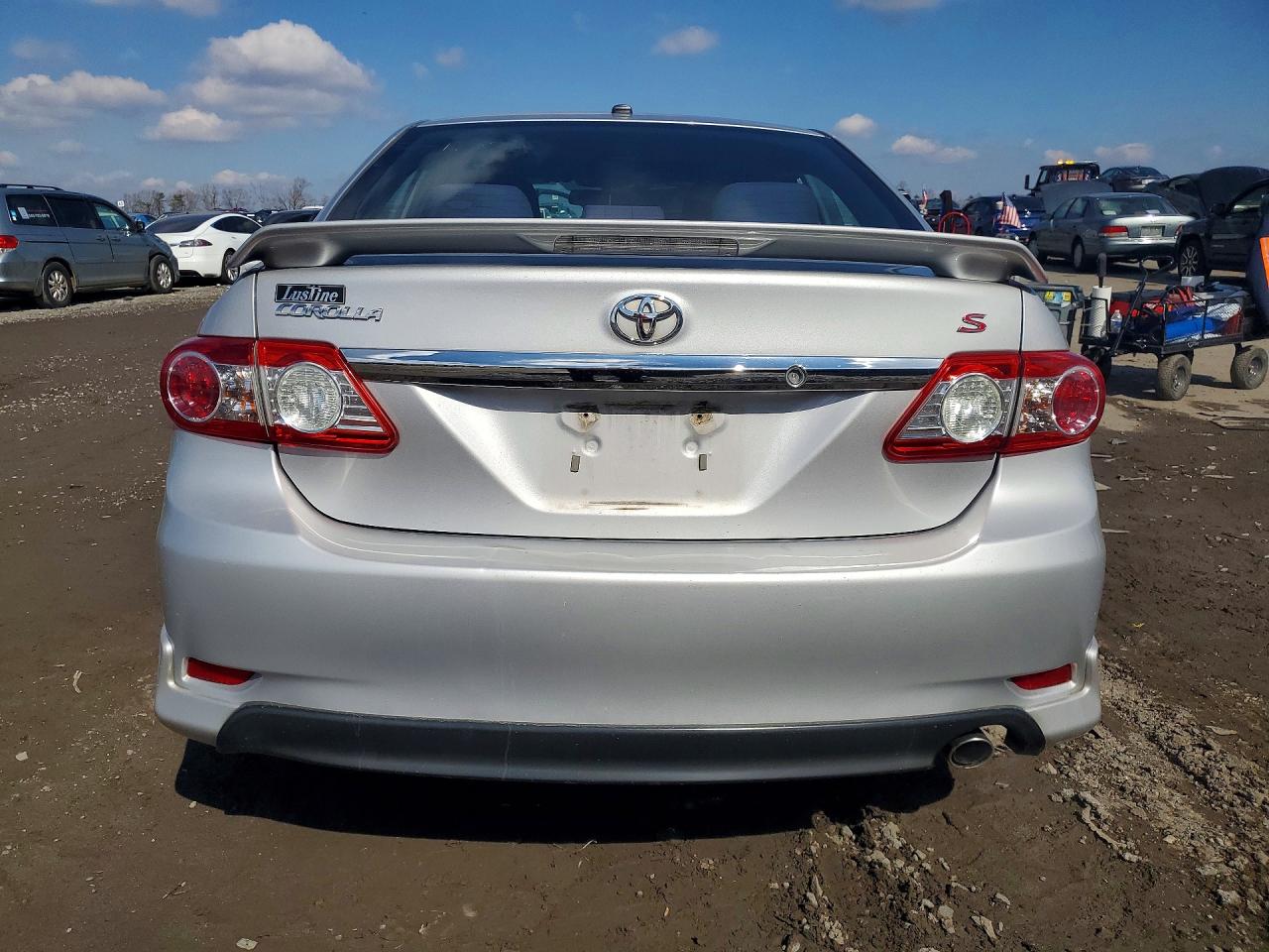 2011 TOYOTA COROLLA S photo 11