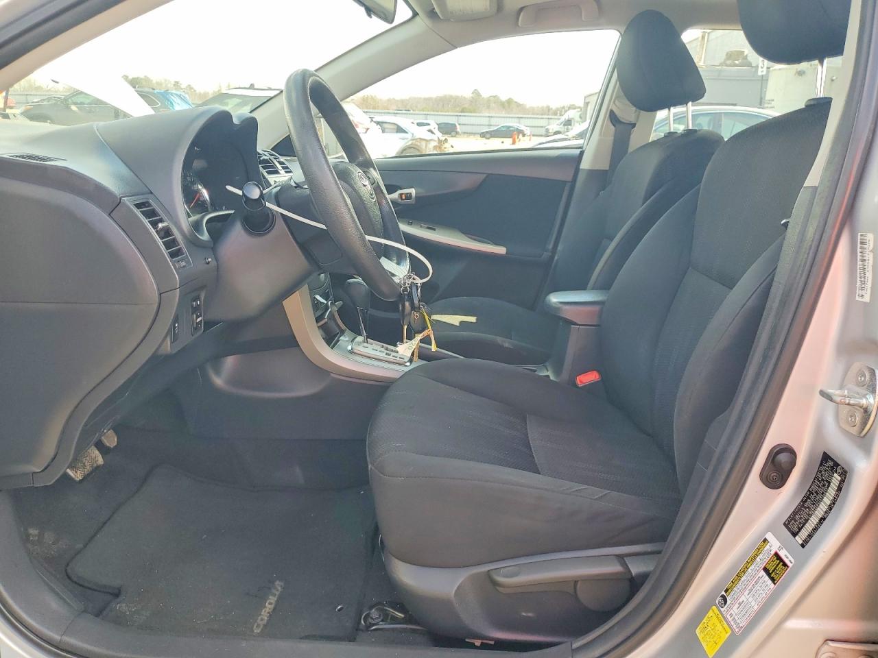 2011 TOYOTA COROLLA S photo 13