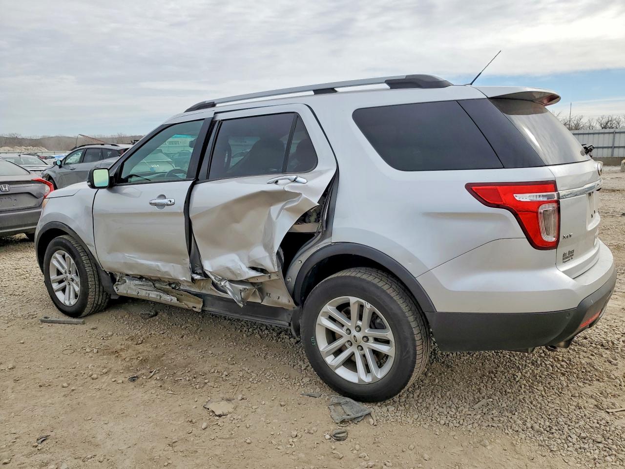 2015 FORD EXPLORER XLT photo 4