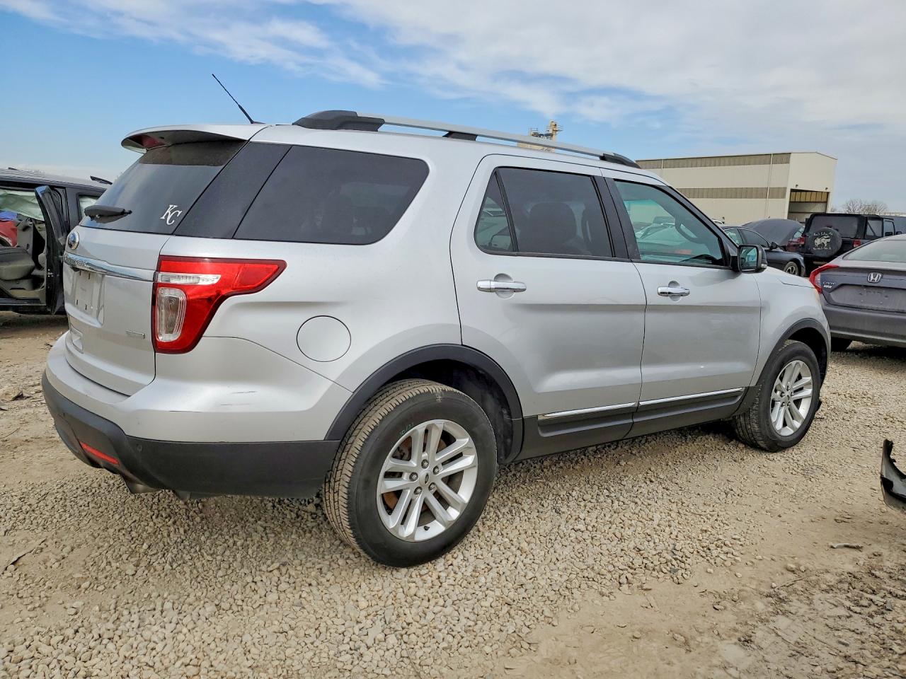2015 FORD EXPLORER XLT photo 7