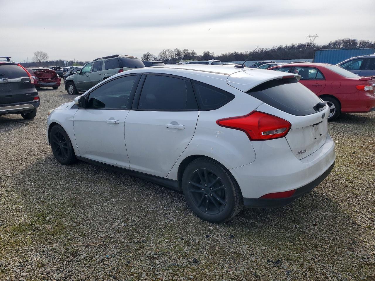 2015 FORD FOCUS SE photo 3