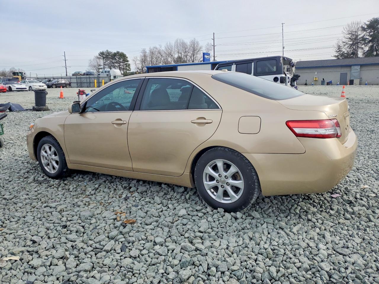 2011 TOYOTA CAMRY LE photo 4