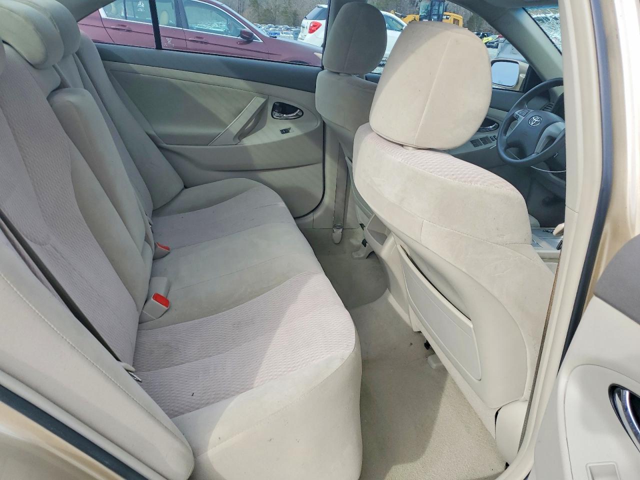 2011 TOYOTA CAMRY LE photo 28