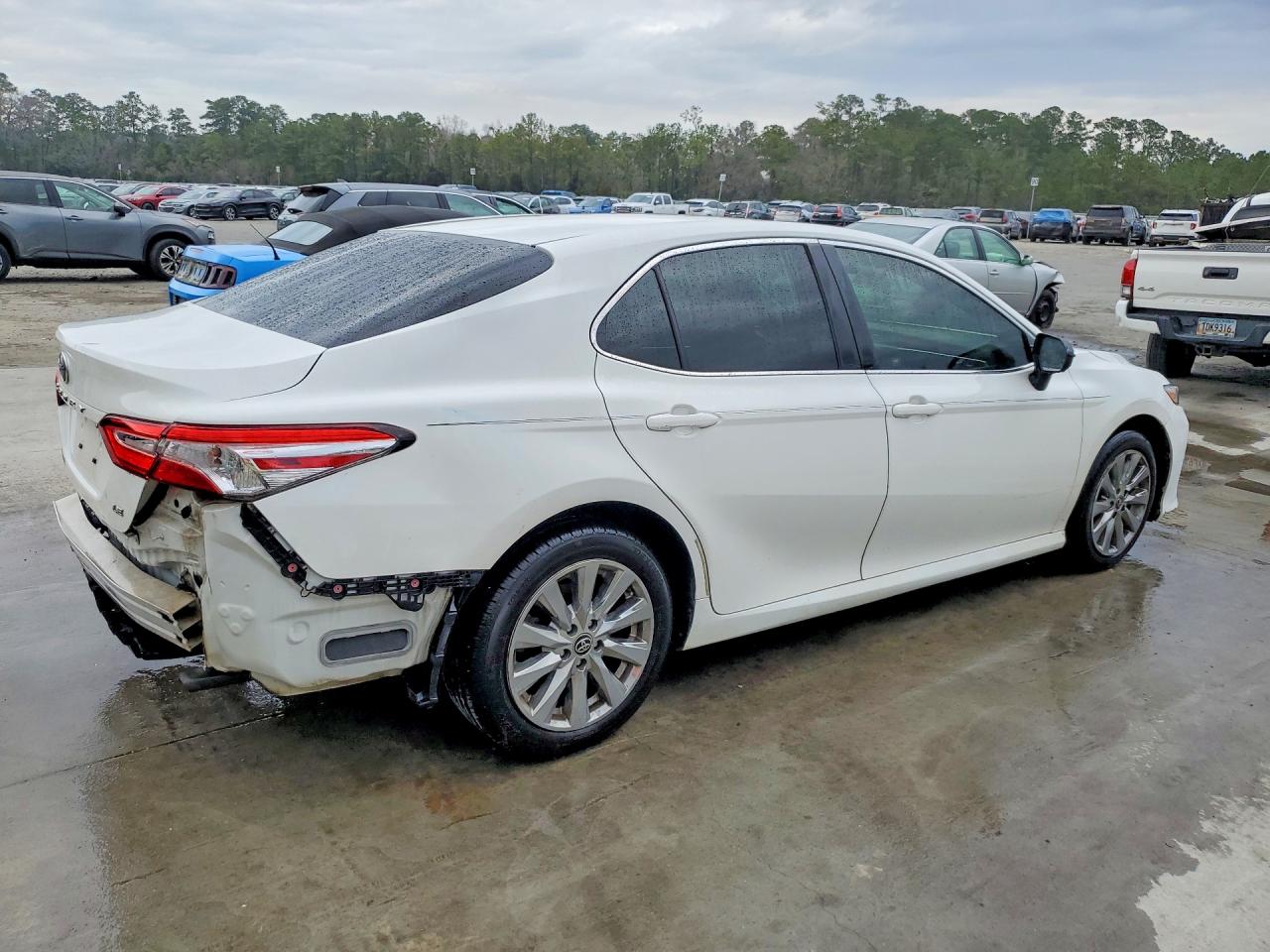 2018 TOYOTA CAMRY LE photo 5