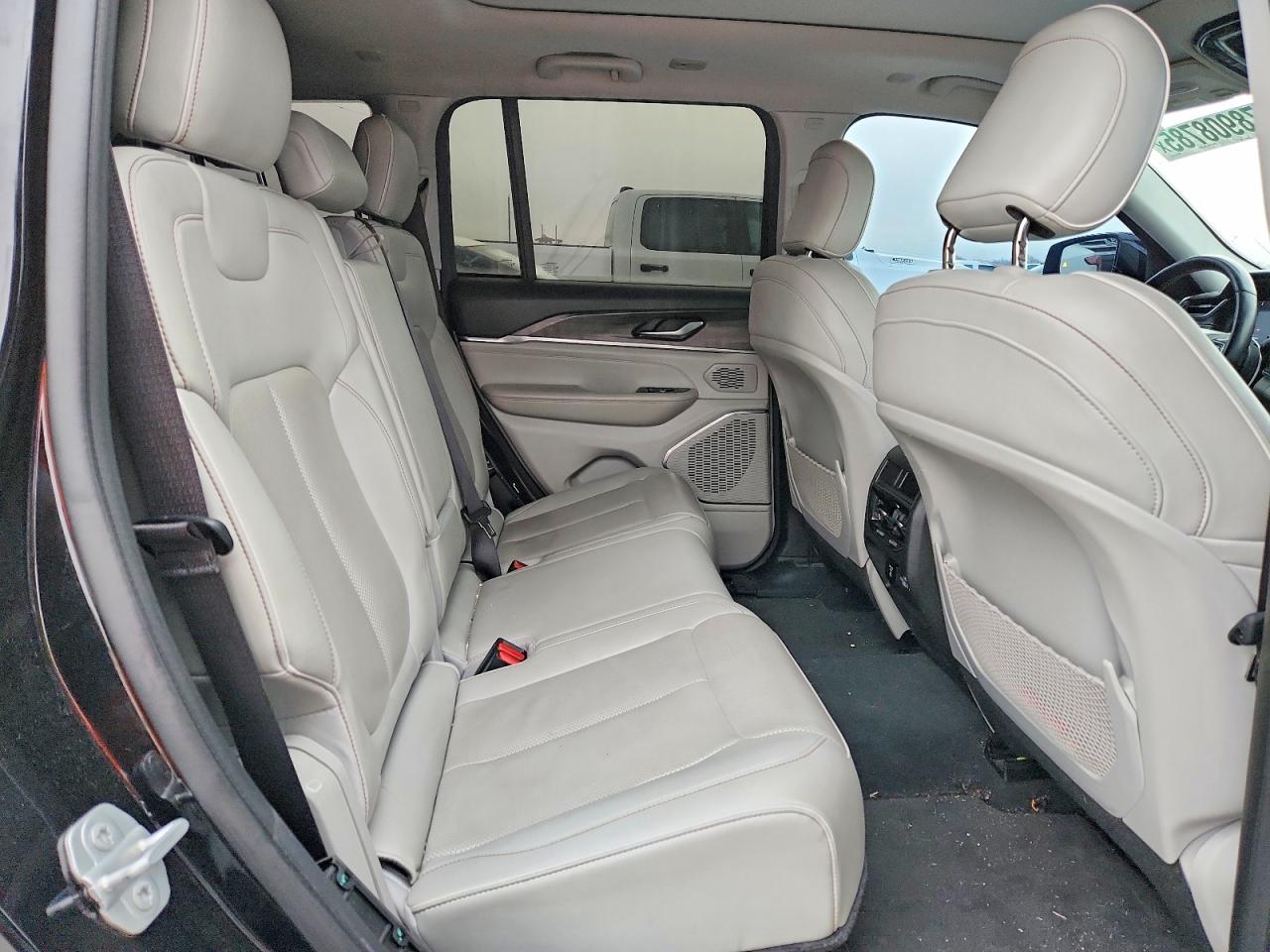 2022 JEEP GRAND CHEROKEE OVERLAND photo 11