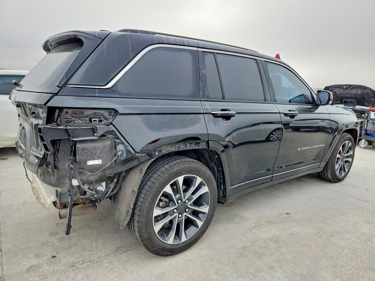2022 JEEP GRAND CHEROKEE OVERLAND photo 3