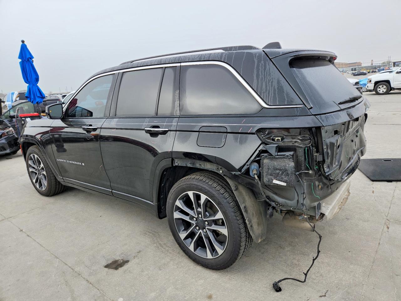 2022 JEEP GRAND CHEROKEE OVERLAND photo 2
