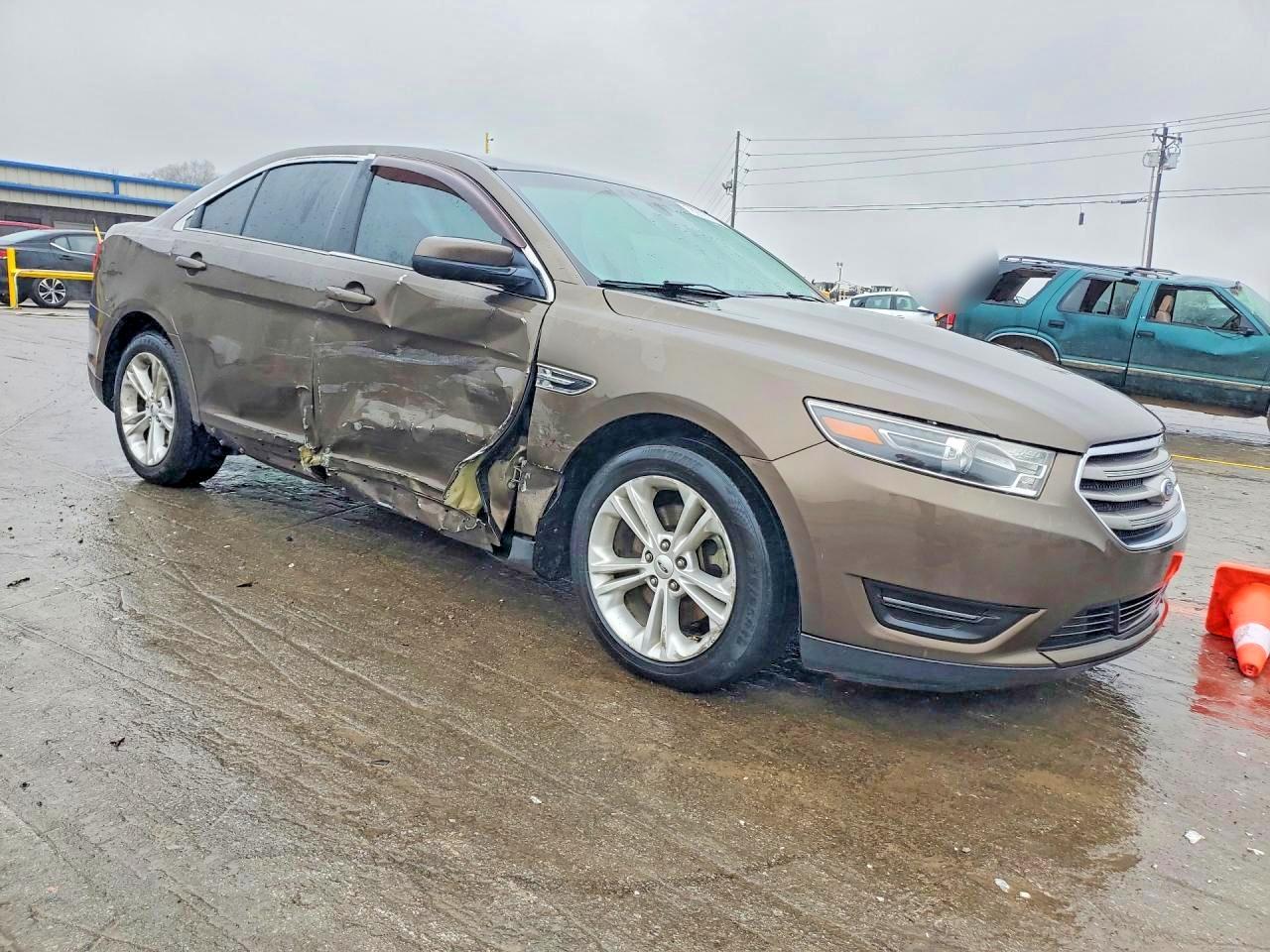 2015 FORD TAURUS SEL photo 10