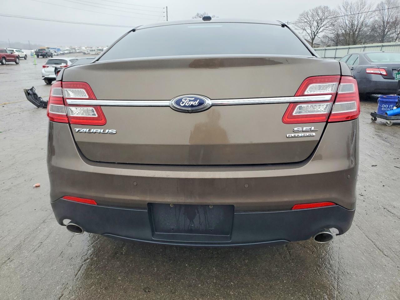 2015 FORD TAURUS SEL photo 16