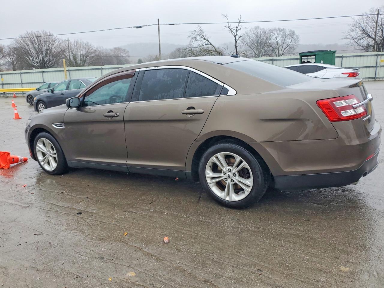 2015 FORD TAURUS SEL photo 4