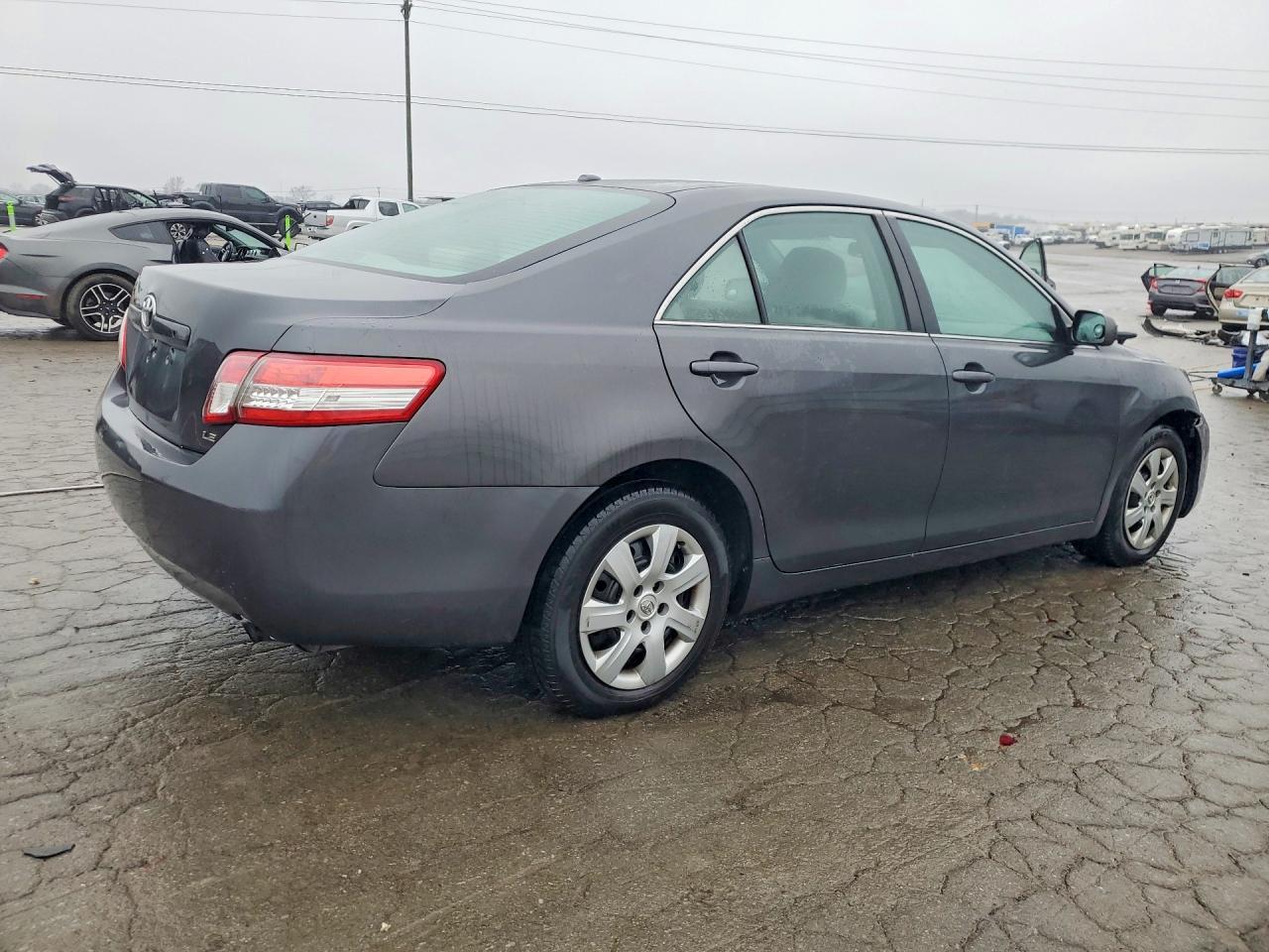 2010 TOYOTA CAMRY LE photo 3