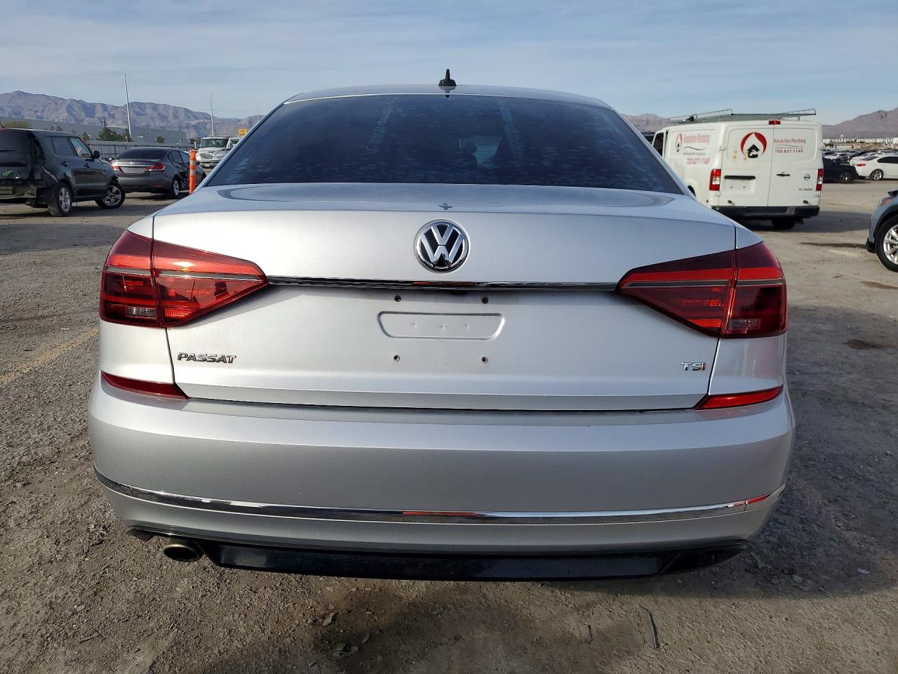 2017 VOLKSWAGEN PASSAT R-LINE photo 16