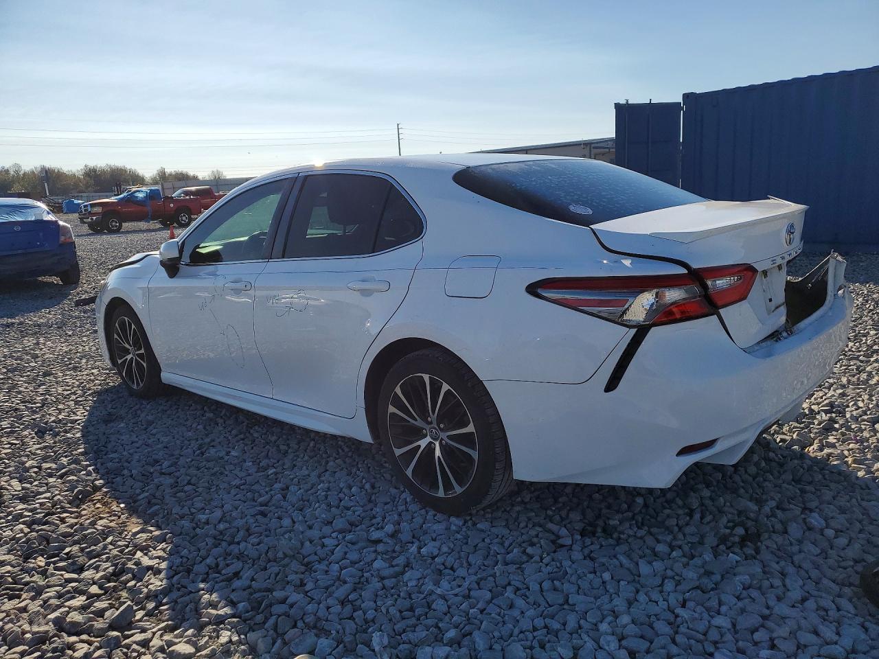 2018 TOYOTA CAMRY SE photo 4