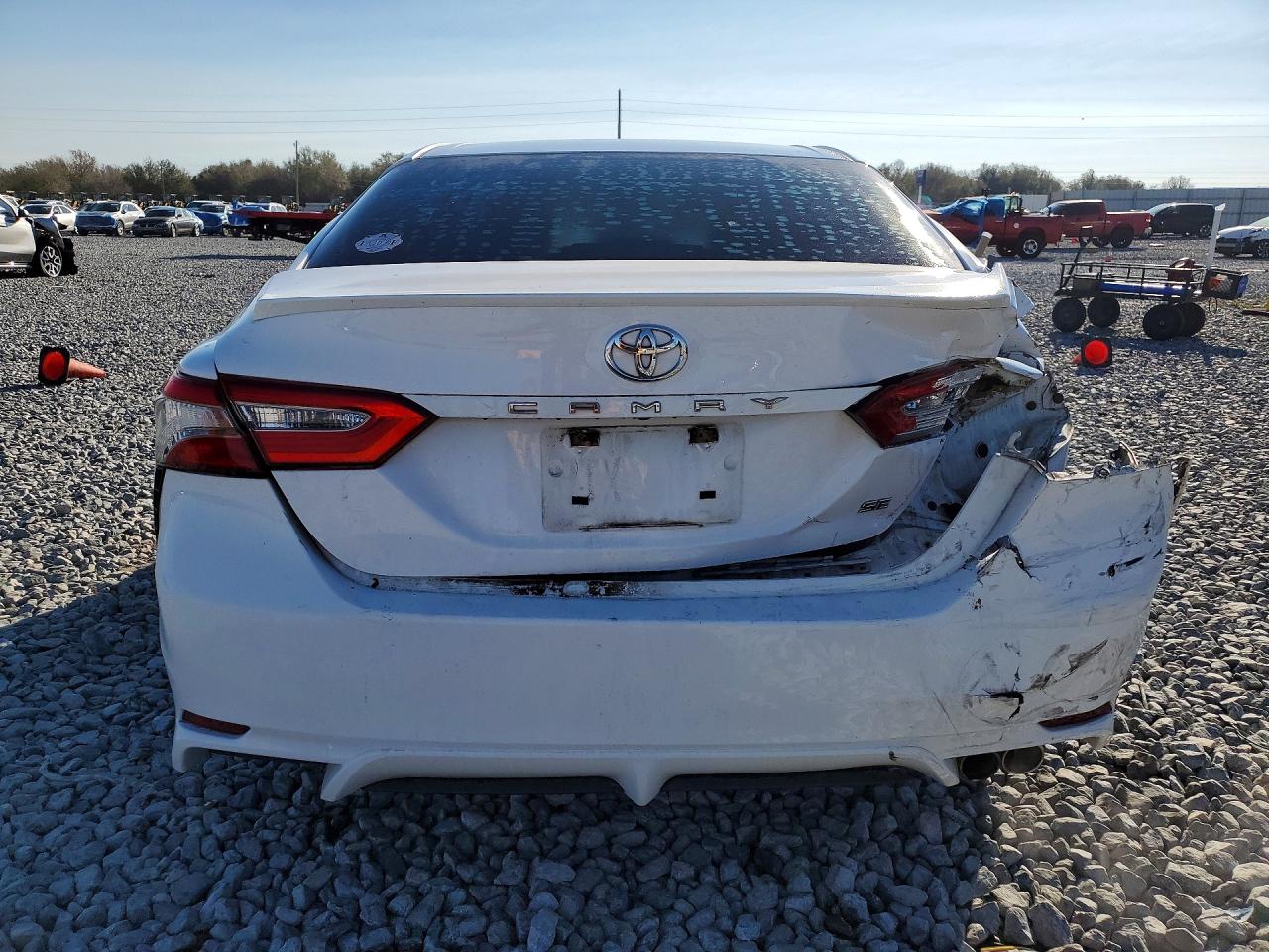 2018 TOYOTA CAMRY SE photo 16